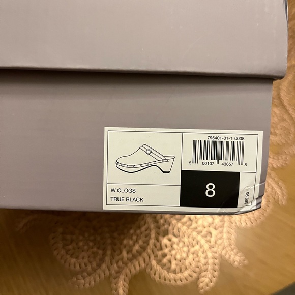 New in box, never worn, Gap clogs 8 - Picture 3 of 5